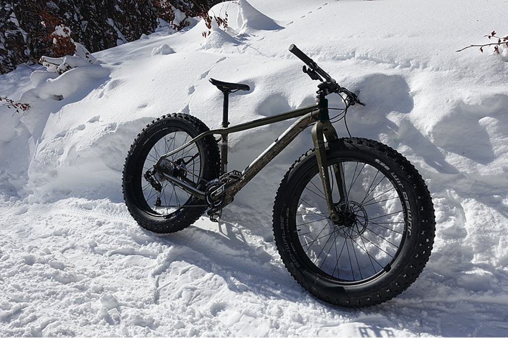 un fat bike dans un banc de neige
entretien hivernal des fat bikes