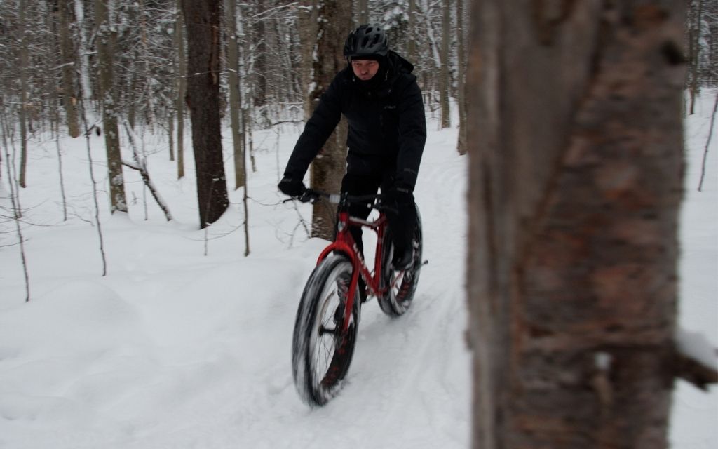 Homme sur un fat bike en hiver, dans l'un des endroits où faire du fat bike au Québec