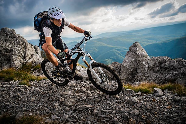 un homme sur un vélo de montagne avec un beau paysage