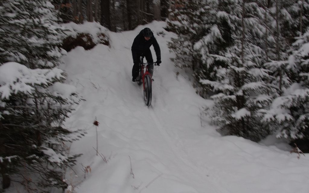 Homme descendant dans l'un des endroits où faire du fat bike au Québec