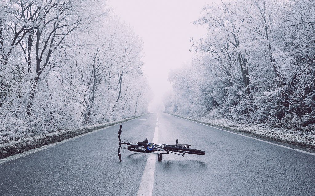 un vélo couché au milieu d'une route en hiver.
fausses idées sur le fat bike: vous pouvez rouler n'importe quand dans n'importe quelle condition