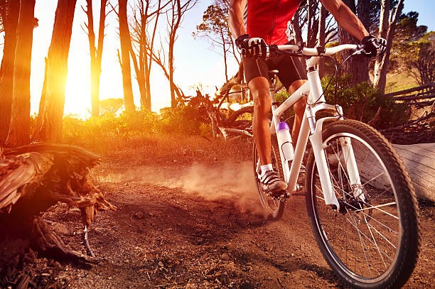 un vélo de montagne sur un sentier au couché du soleil