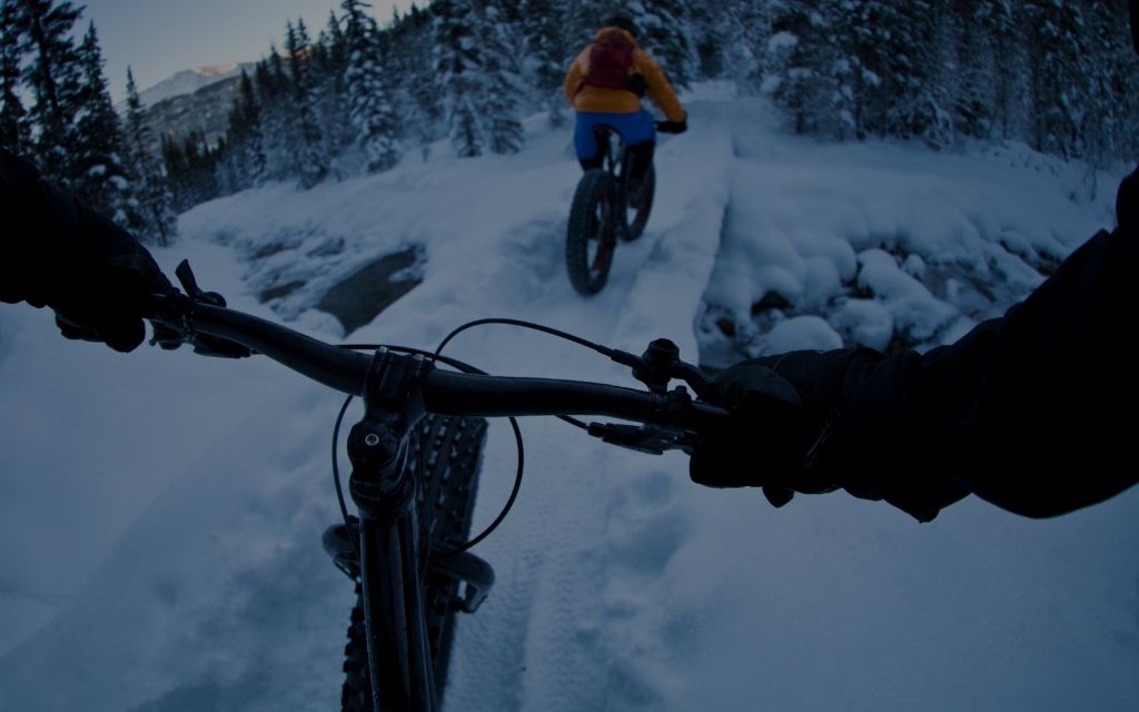 deux personnes sur une piste étroite en fat bike