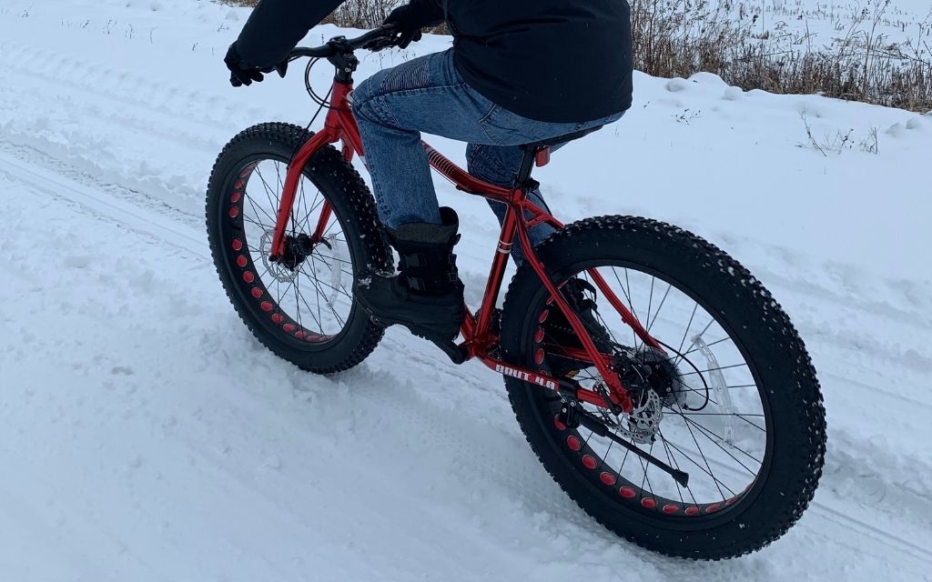 Un fat bike bas de game dans la neige.
fausses idées sur le fat bike: ils sont tous dispendieux.