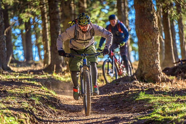 un guide de vélo de montange pour débutants sur un sentier