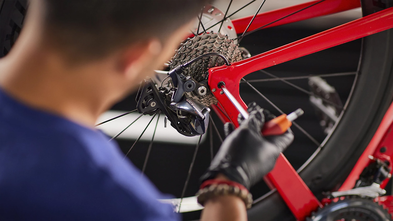 Atelier mécanique, poste de travail propre et outils